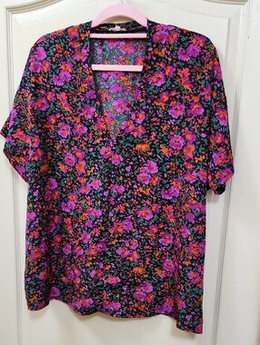 JODIFL FLOR V-NECK SHORT SLEEVE TUNIC BLOUSE